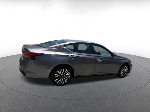 Used 2025 Nissan Altima 2.5 SV FWD image 14