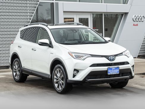 Used 2017 Toyota RAV4 Limited image 2