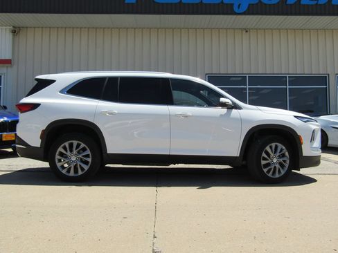 Used 2025 Buick Enclave Preferred AWD/4WD image 2