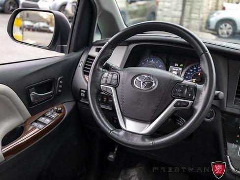 Used 2020 Toyota Sienna Limited image 2