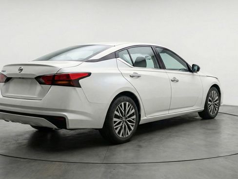 Used 2025 Nissan Altima 2.5 SV FWD image 9