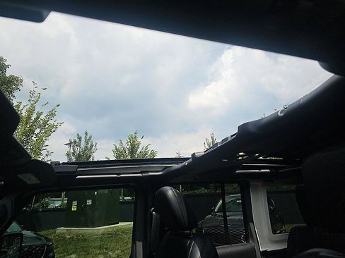 Used 2020 Jeep Wrangler Unlimited Sahara AWD/4WD image 27
