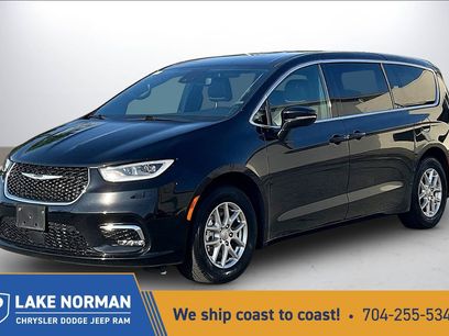 Used 2025 Chrysler Pacifica Select