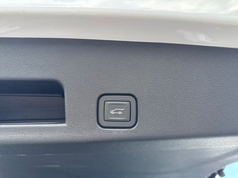 Used 2026 GMC Acadia Elevation w/ Elevation Premium Package FWD image 18