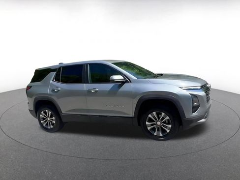 Used 2025 Chevrolet Equinox LT image 2