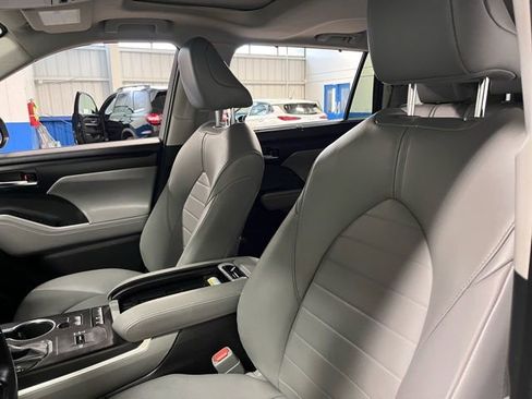 Used 2022 Toyota Highlander XLE image 23