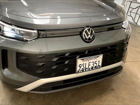 Used 2025 Volkswagen Tiguan SE w/ Panoramic Sunroof Package image 32