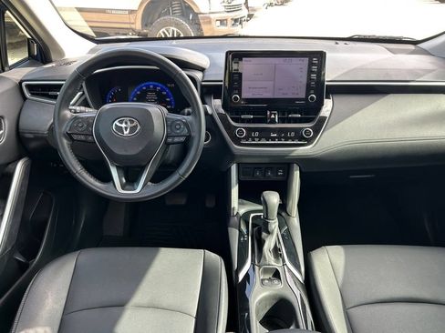Used 2022 Toyota Corolla Cross XLE w/ Convenience Package FWD image 17
