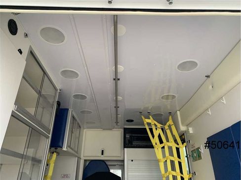 Used 2014 Chevrolet Express 4500 w/ Ambulance Package image 10