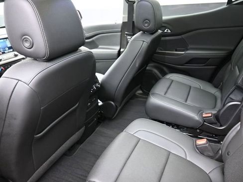 Used 2023 GMC Acadia SLT w/ Elevation Edition image 24