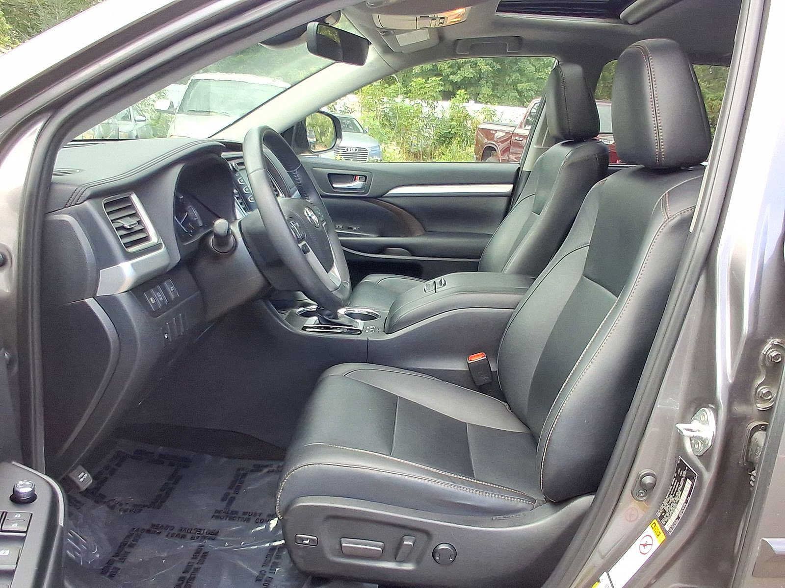 Used 2019 Toyota Highlander XLE AWD/4WD image 17