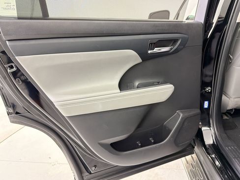 Used 2022 Toyota Highlander XLE FWD image 23
