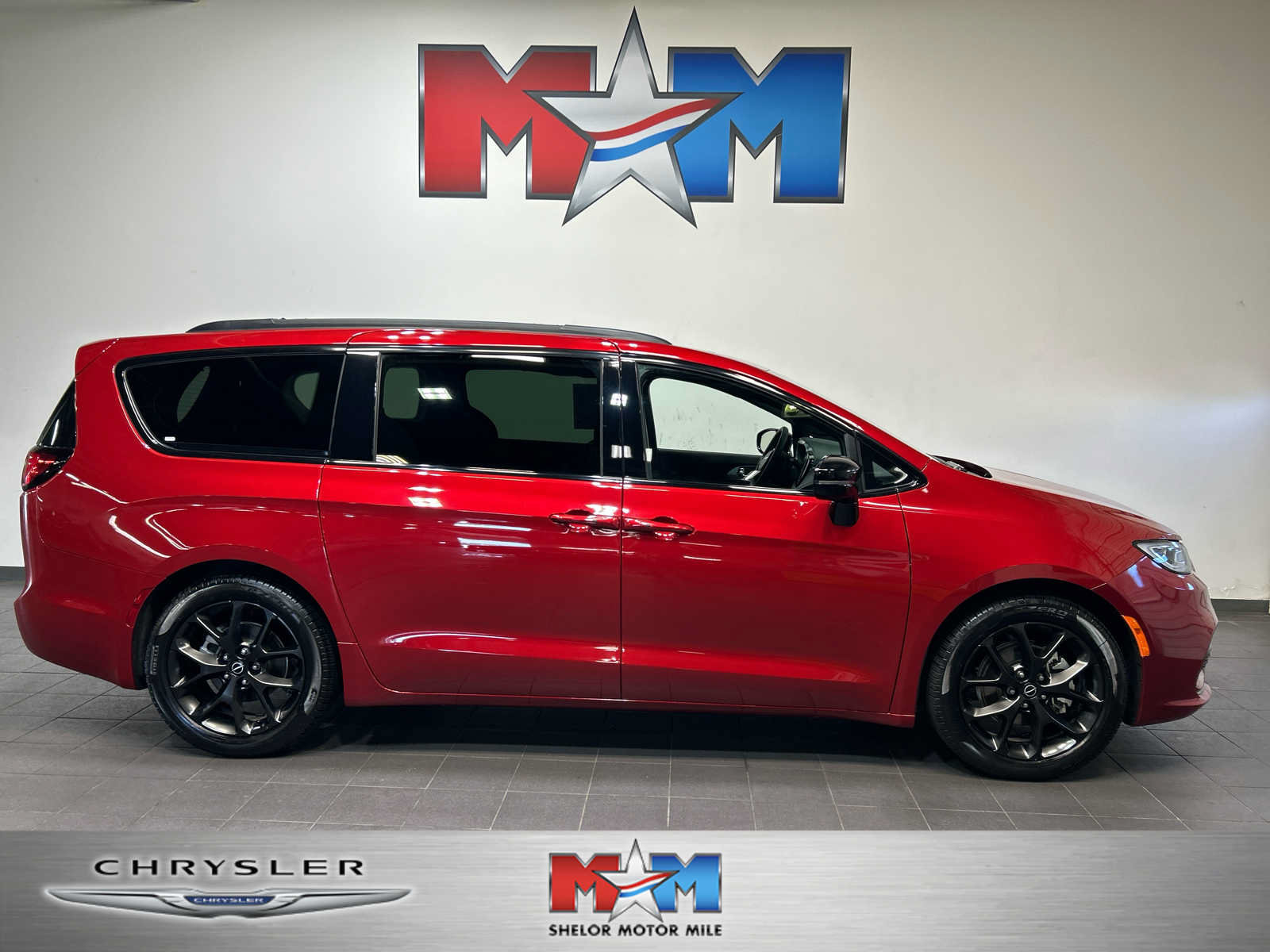 Used 2025 Chrysler Pacifica Limited FWD image 1