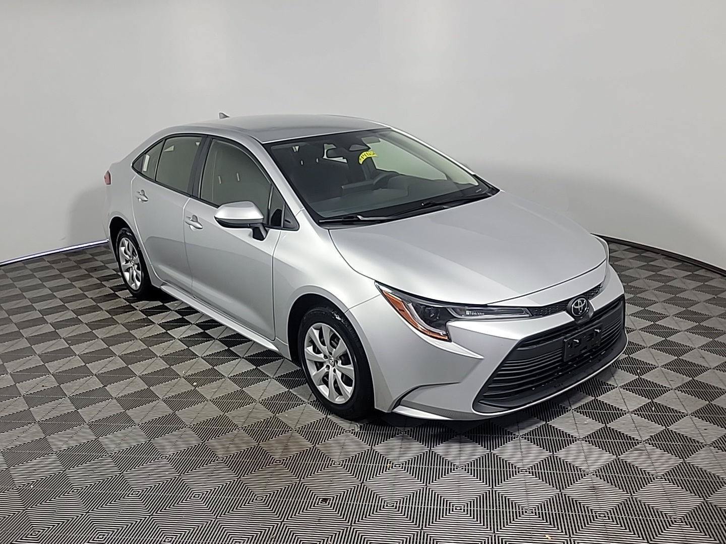 Used 2023 Toyota Corolla LE FWD image 2