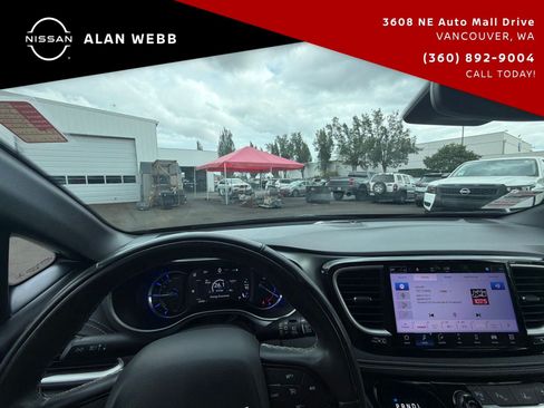Used 2022 Chrysler Pacifica Touring-L w/ Uconnect Theater Family Group FWD image 17