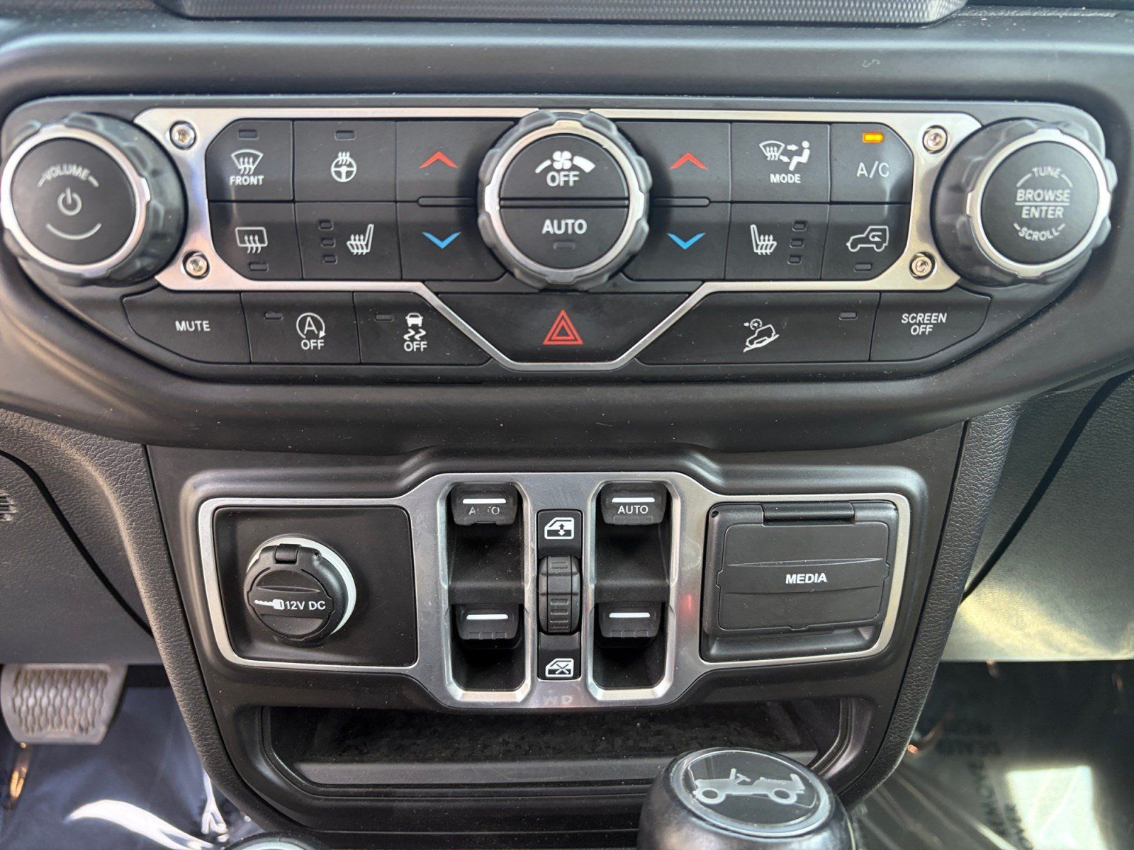 Used 2018 Jeep Wrangler Unlimited Sahara w/ Uconnect 4C Nav & Sound Group AWD/4WD image 21
