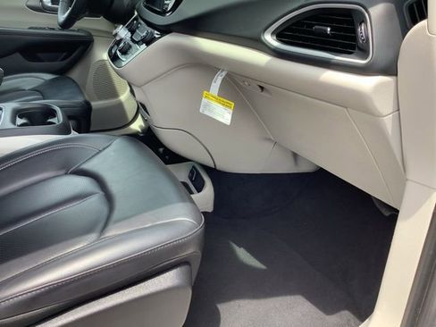 Used 2023 Chrysler Pacifica Touring-L image 27