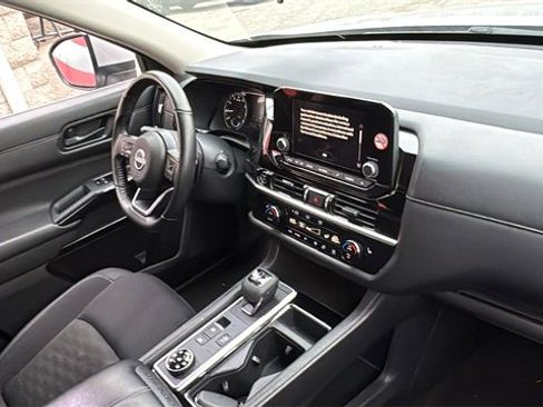 Used 2024 Nissan Pathfinder SV image 9