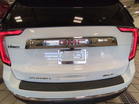 Used 2022 GMC Yukon XL SLT w/ SLT Premium Package image 31