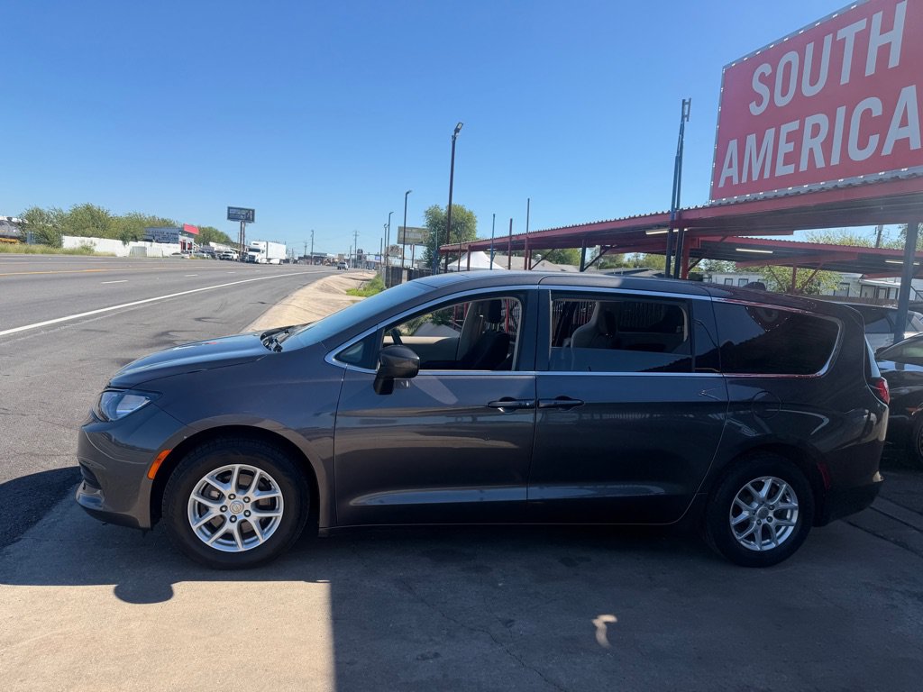 Used 2018 Chrysler Pacifica Touring FWD image 4