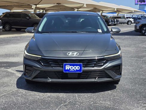 Certified 2025 Hyundai Elantra Limited FWD image 2