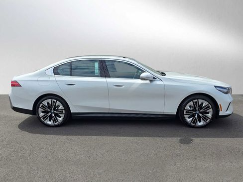 Used 2026 BMW i5 eDrive40 w/ Executive Package image 2