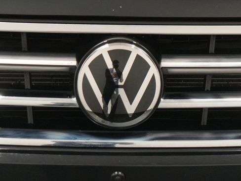 Used 2022 Volkswagen Tiguan SEL R-Line image 11