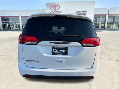 Used 2020 Chrysler Pacifica Touring-L Plus FWD image 4