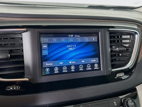 Used 2018 Chrysler Pacifica L image 21