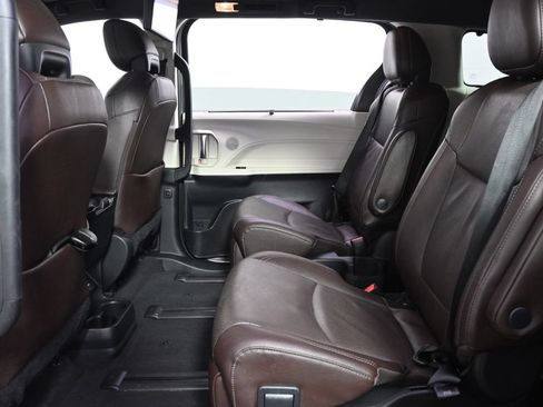 Used 2023 Toyota Sienna Platinum AWD/4WD image 22