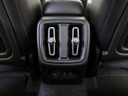 Used 2025 Volvo XC40 B5 Plus image 21