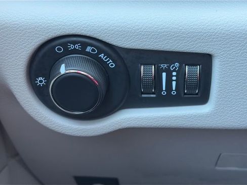 Used 2023 Chrysler Voyager LX FWD image 56