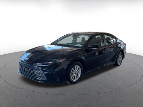 Used 2025 Toyota Camry LE image 5