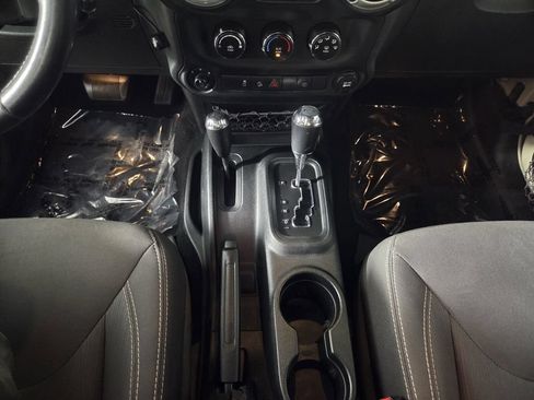 Used 2018 Jeep Wrangler Unlimited Sahara w/ Connectivity Group AWD/4WD image 20