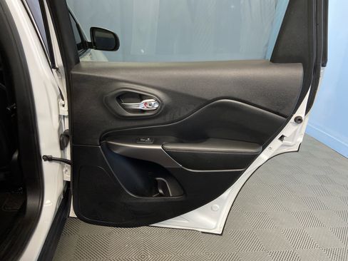 Certified 2019 Jeep Cherokee Limited image 44