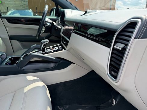 Used 2021 Porsche Cayenne AWD/4WD image 31