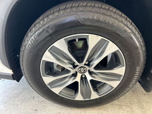 Used 2024 Toyota Highlander XLE AWD/4WD image 19