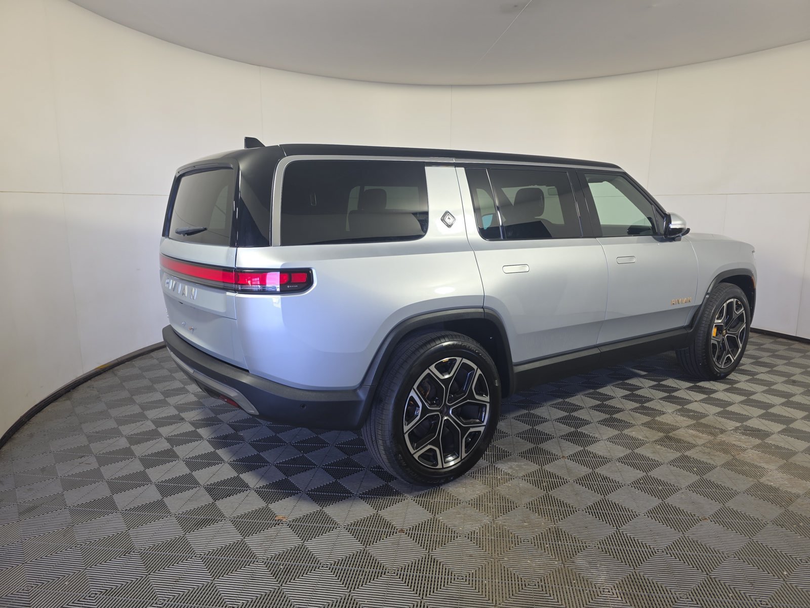 Used 2022 Rivian R1S Launch Edition Quad AWD/4WD image 5