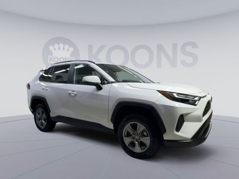 Used 2025 Toyota RAV4 XLE AWD/4WD image 2