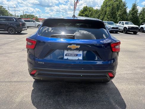 Used 2024 Chevrolet Trax LS w/ LS Convenience Package FWD image 4