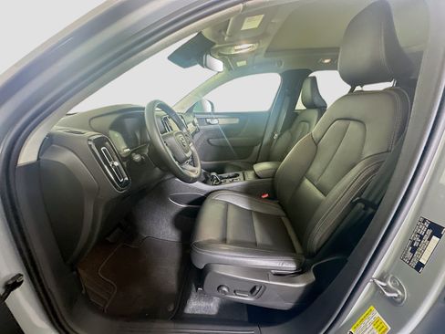 Used 2025 Volvo XC40 B5 Core AWD/4WD image 13