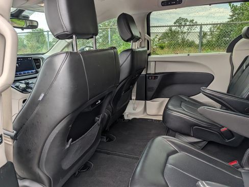Used 2023 Chrysler Pacifica Touring-L FWD image 19