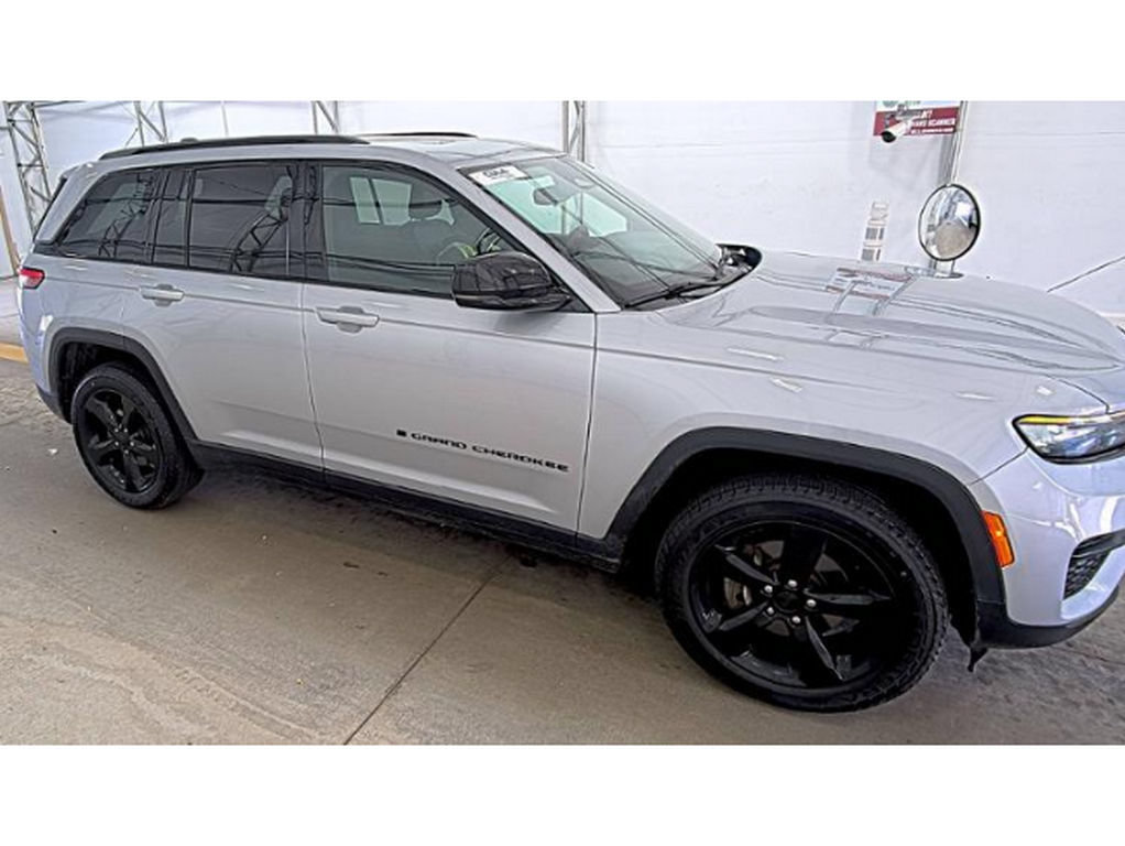 Used 2023 Jeep Grand Cherokee Altitude AWD/4WD image 3