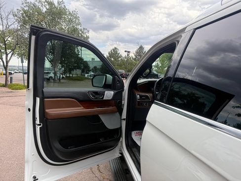 Certified 2024 Lincoln Navigator L Reserve AWD/4WD image 11