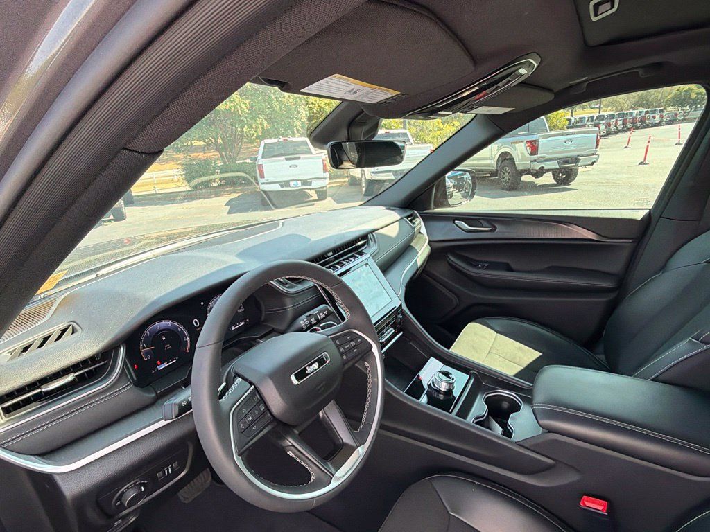 Used 2025 Jeep Grand Cherokee L Altitude AWD/4WD image 12