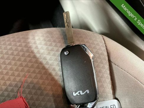 Used 2025 Kia Soul LX w/ LX Technology Package FWD image 12