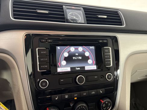 Used 2013 Volkswagen Passat 3.6 SE image 6