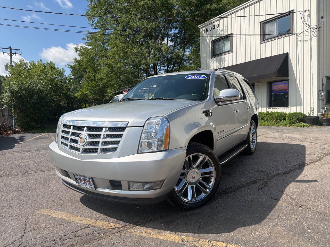 Used 2013 Cadillac Escalade Luxury AWD/4WD image 1
