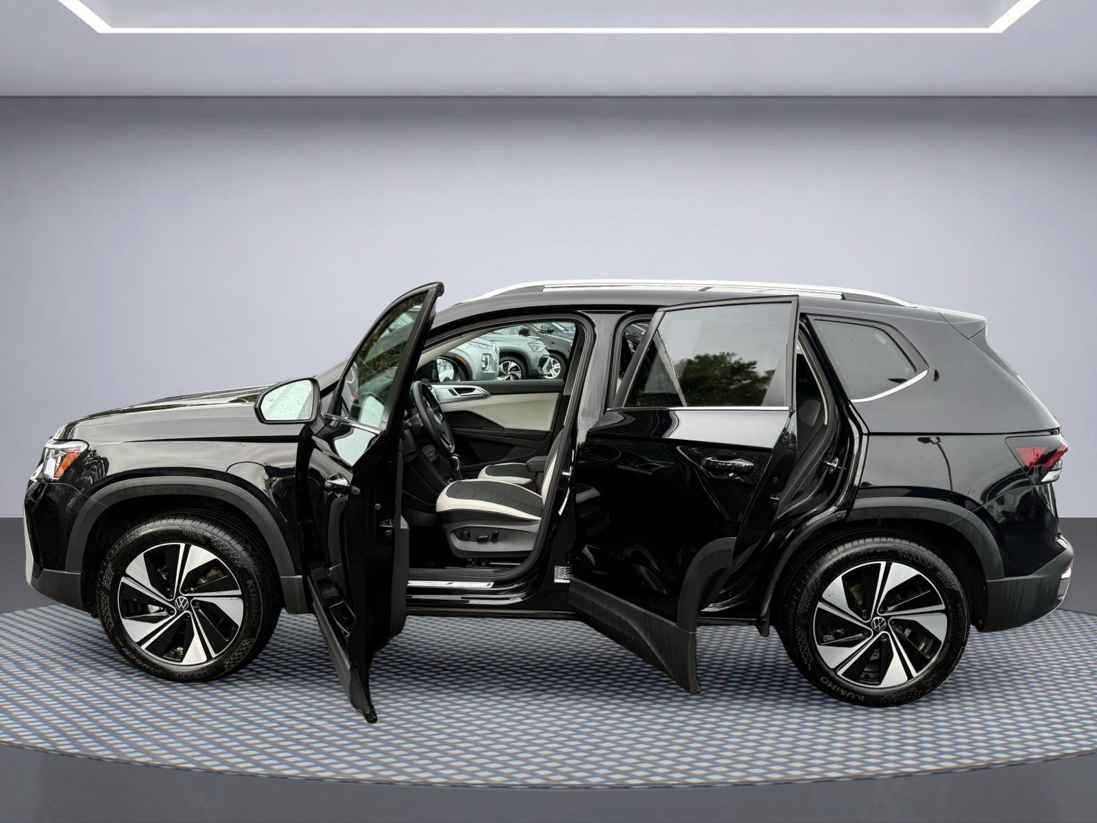 Used 2025 Volkswagen Taos SE AWD/4WD image 14