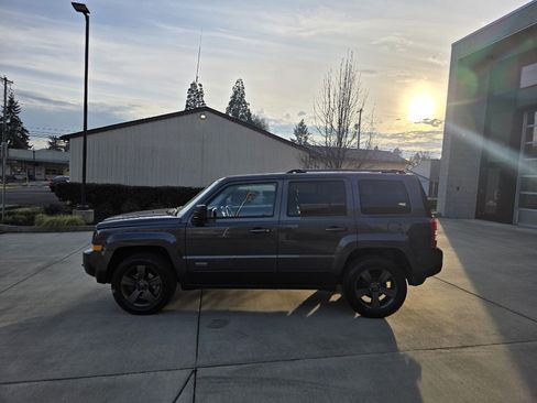 Used 2017 Jeep Patriot SPORT image 8